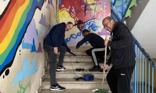 Αντιολισθητικές ταινίες στις σκάλες του σχολείου μας