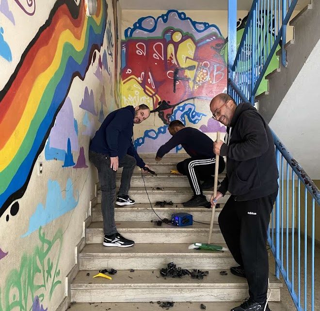 Αντιολισθητικές ταινίες στις σκάλες του σχολείου μας