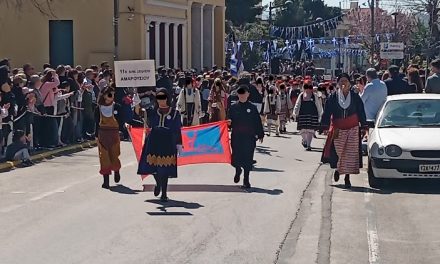 Παρέλαση με παραδοσιακές στολές οι μαθητές του 11ου Δημ. Σχολείου Αμαρουσίου